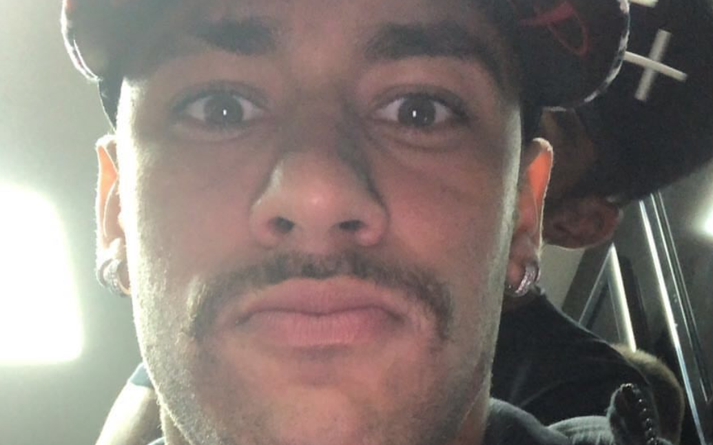Neymar Jr. adota novo visual e exibe "bigode grosso"