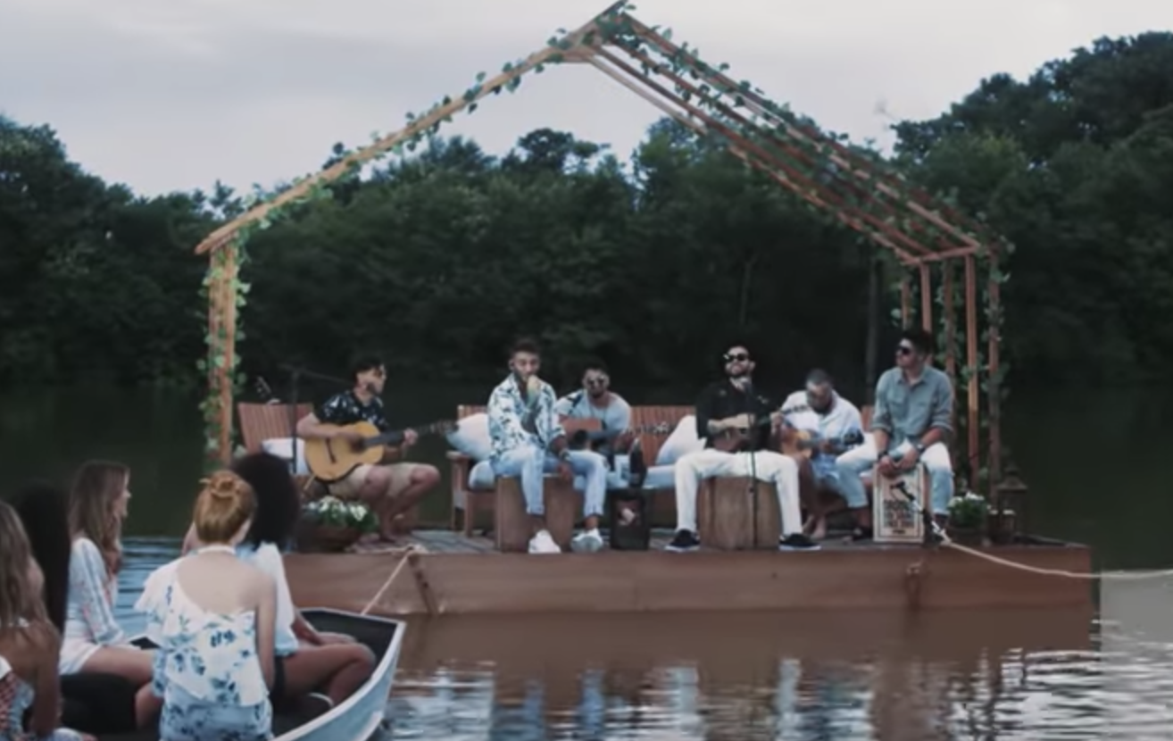 Lucas Lucco lança clipe com show acústico gravado no meio de uma lagoa