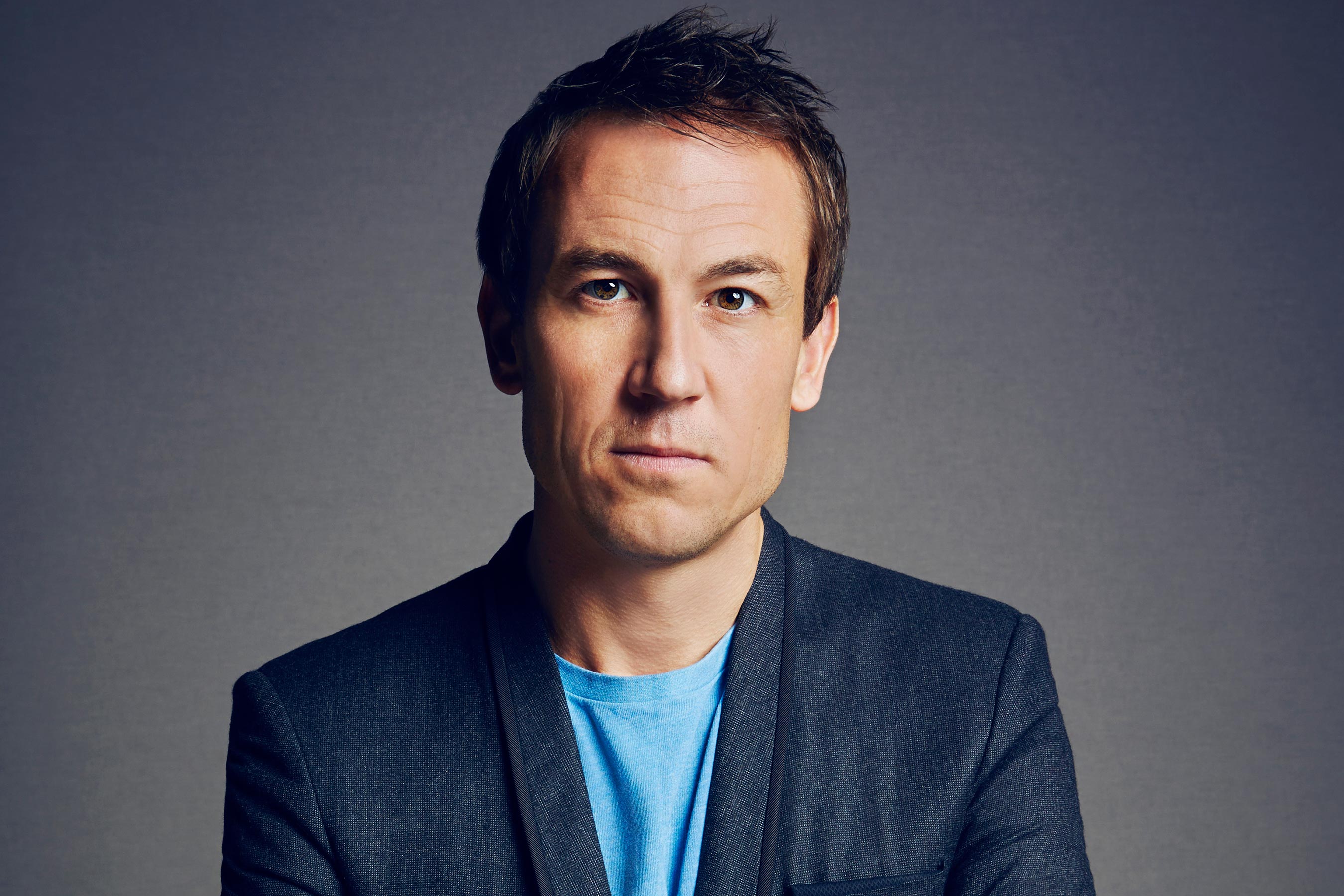 Conheça o ator que interpretará o príncipe Philip nas próximas temporadas de The Crown