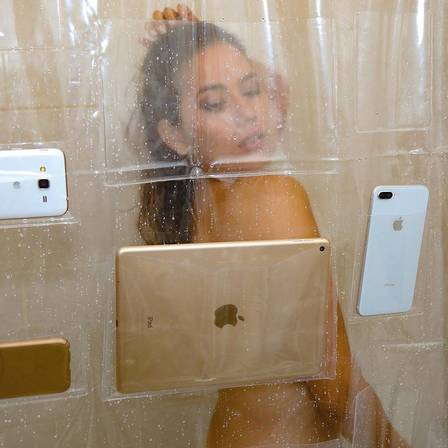 Cortina permite usar smartphones e tablets no banho