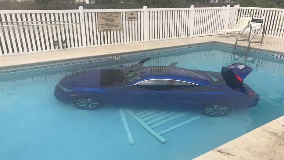 Motorista esquece freio e Honda Civic cai na piscina