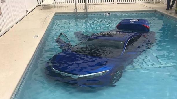 Honda Civic cai na piscina