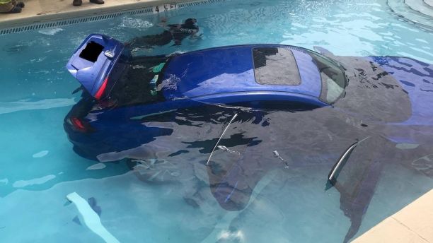 Honda Civic cai na piscina