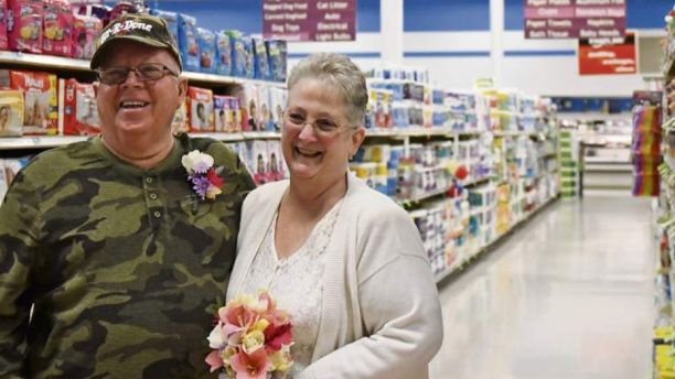 Noivos se casam em supermercado