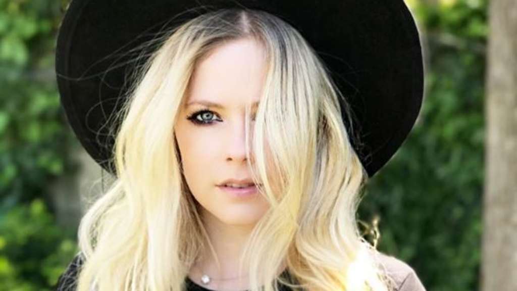 Avril Lavigne confirma que vai lançar nova música ainda em 2018