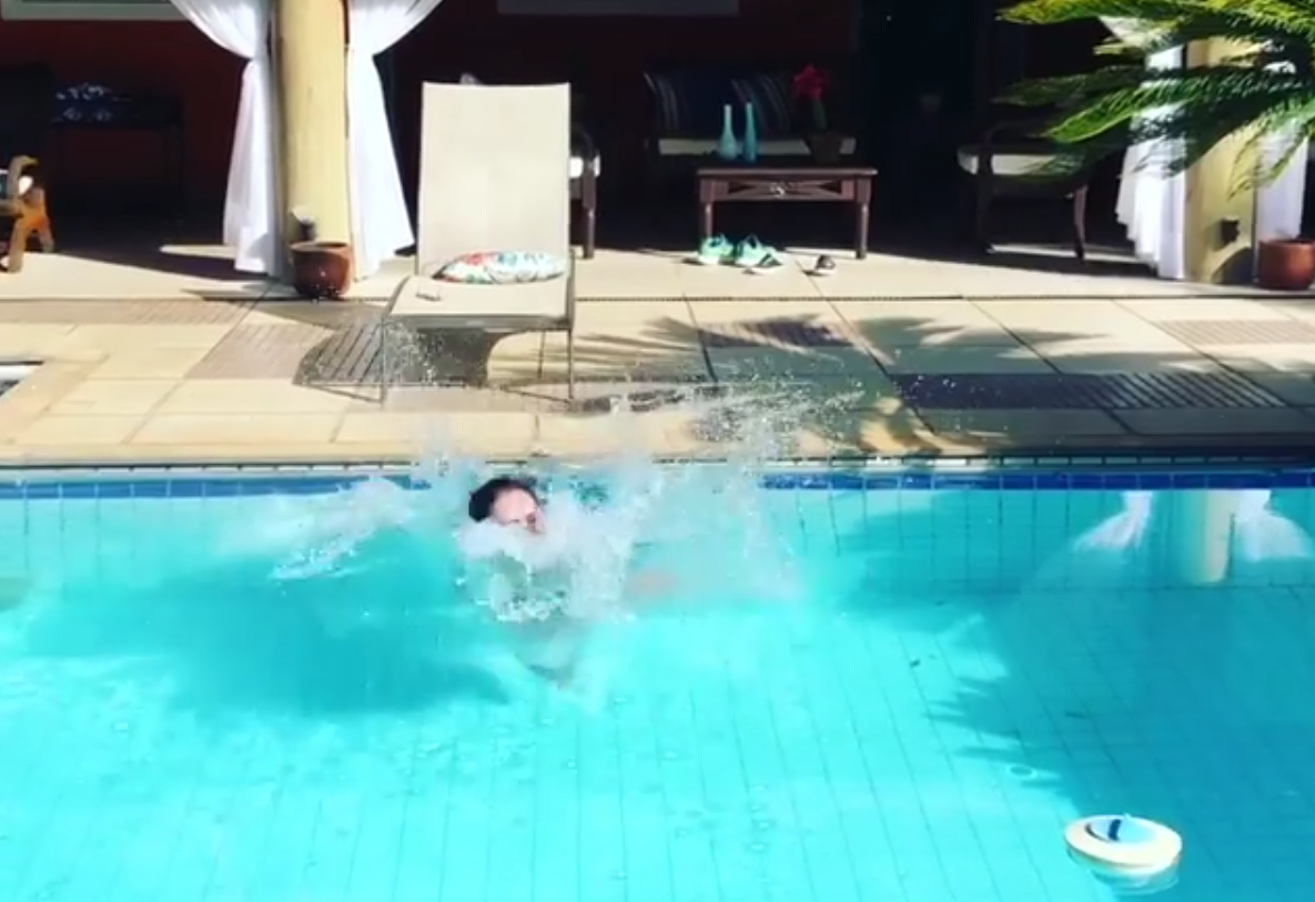 Tatá Werneck cai na piscina e brinca: "mergulho sexy"