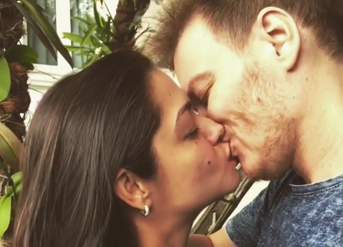 Michel Teló dá beijão em Thaís Fersoza e diz: "amo borrar seu batom"