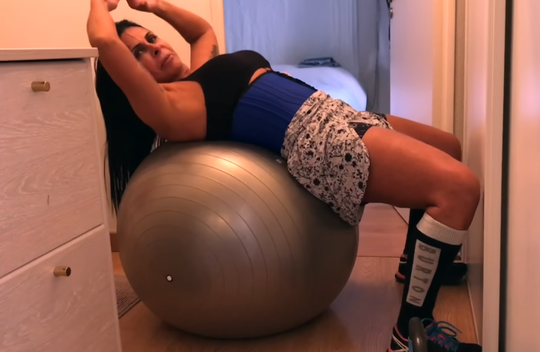 Gretchen abre sua casa em Mônaco e provoca jornalista: "é simples mesmo"