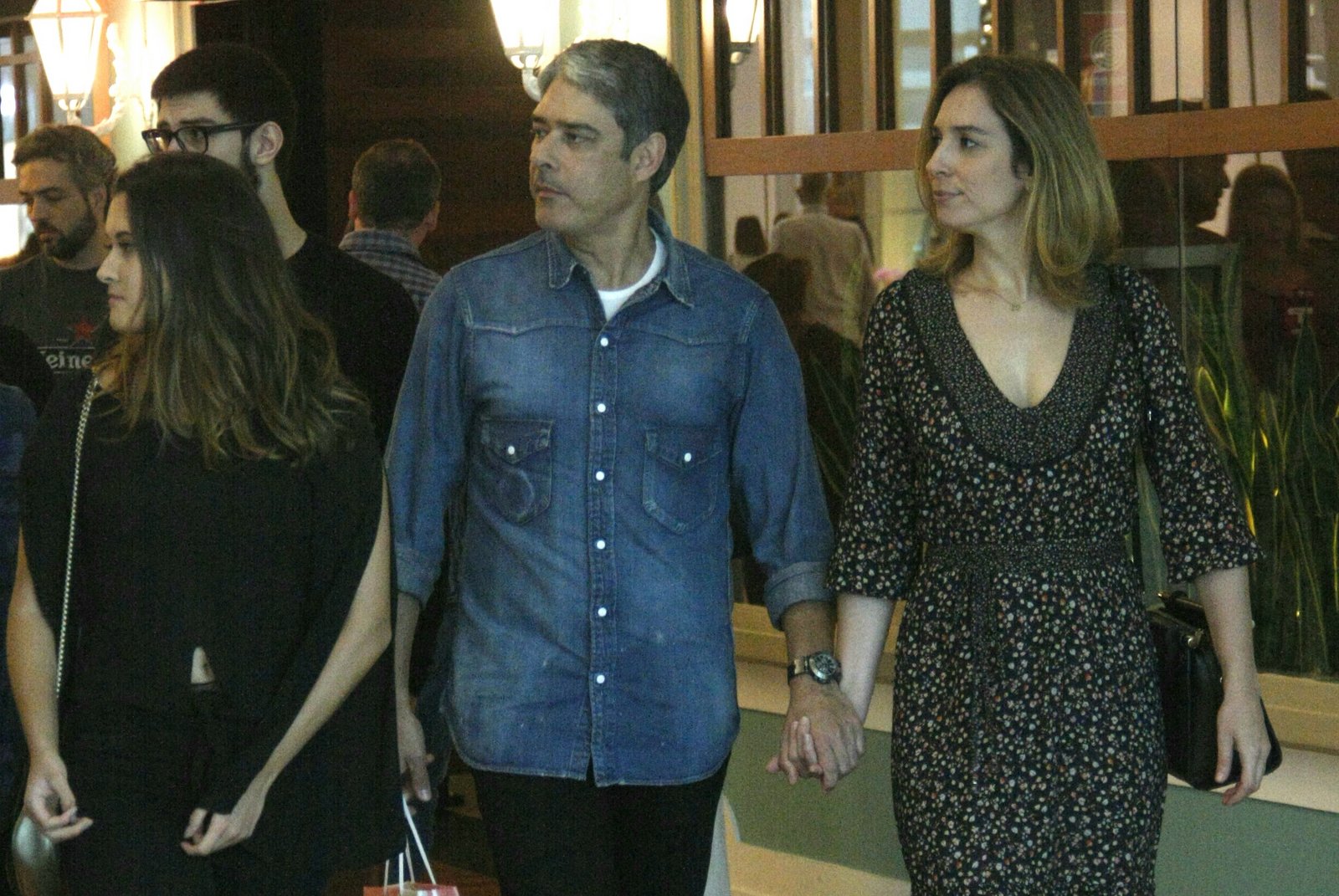Com Fátima Bernardes no nordeste, William Bonner passeia com filhos e namorada