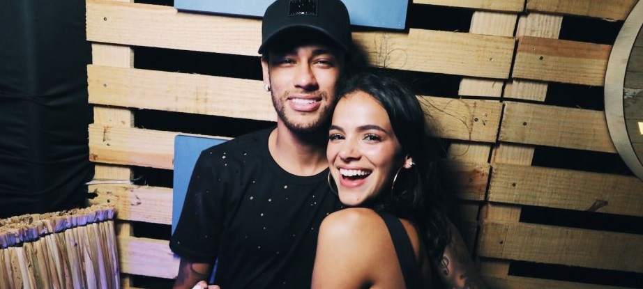 A Bruna Marquezine foi trollada pela Panini por causa do Neymar e todo mundo amou