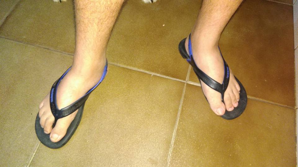 Homem com atrofia nos pés ganha chinelo especial com ajuda da Havaianas
