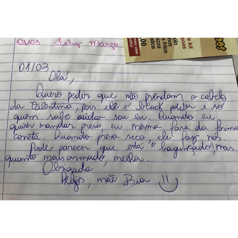Mãe escreve bilhete para escola parar de prender cabelo da filha: "Ele é black power"