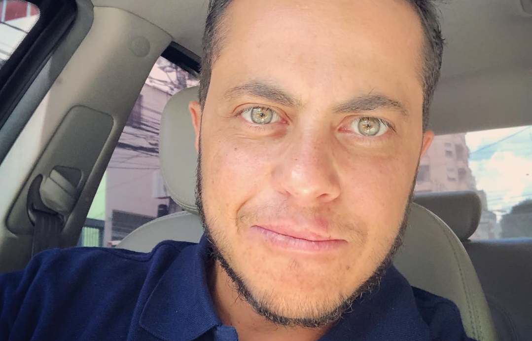 Thammy Miranda faz tatuagem para cobrir olheiras
