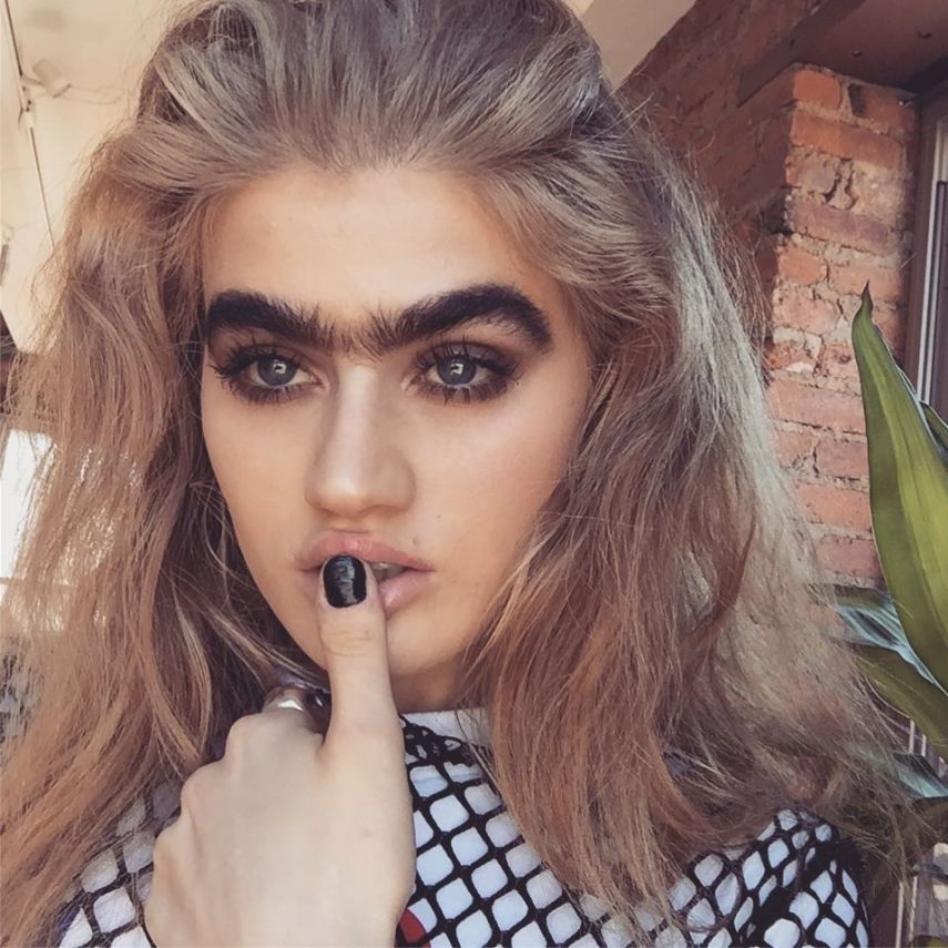 Modelo Sophia Hadjipanteli ostenta monocelha e incentiva autoestima