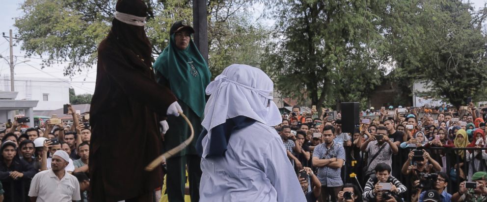 Solteiros são punidos por demonstrar afeto na Indonésia