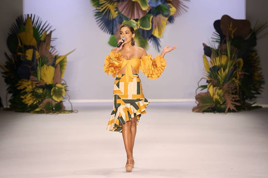 Em estreia na SPFW, Anitta canta no desfile da Água de Coco