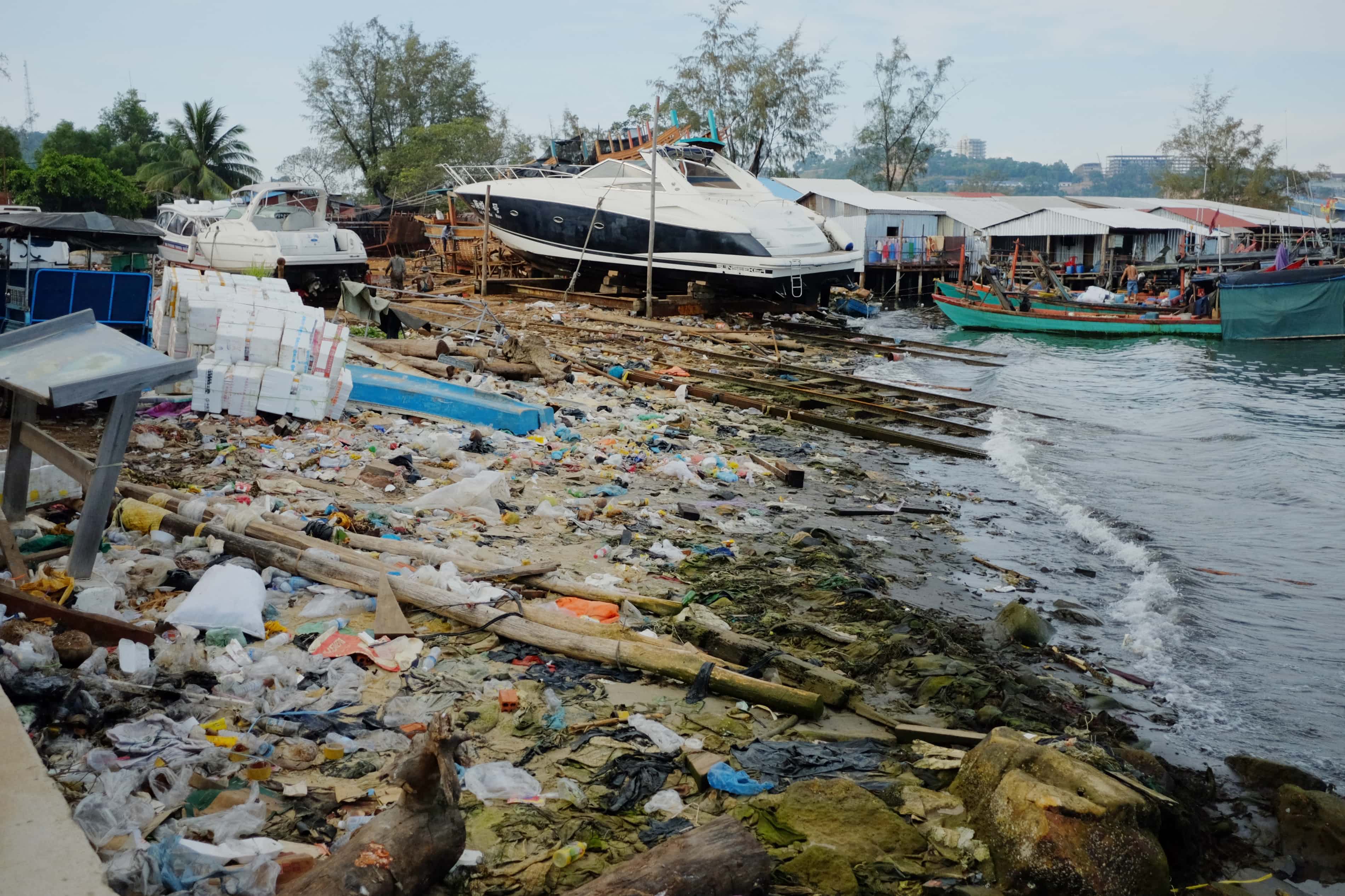 Praia turística do Camboja se transforma em montanha de lixo