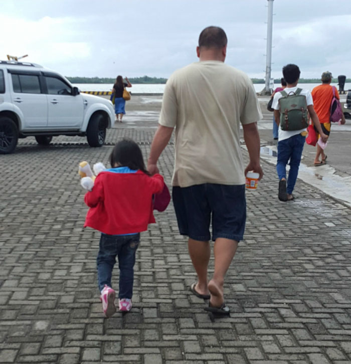 Mulher tira fotos em segredo de filha e pai de mãos dadas