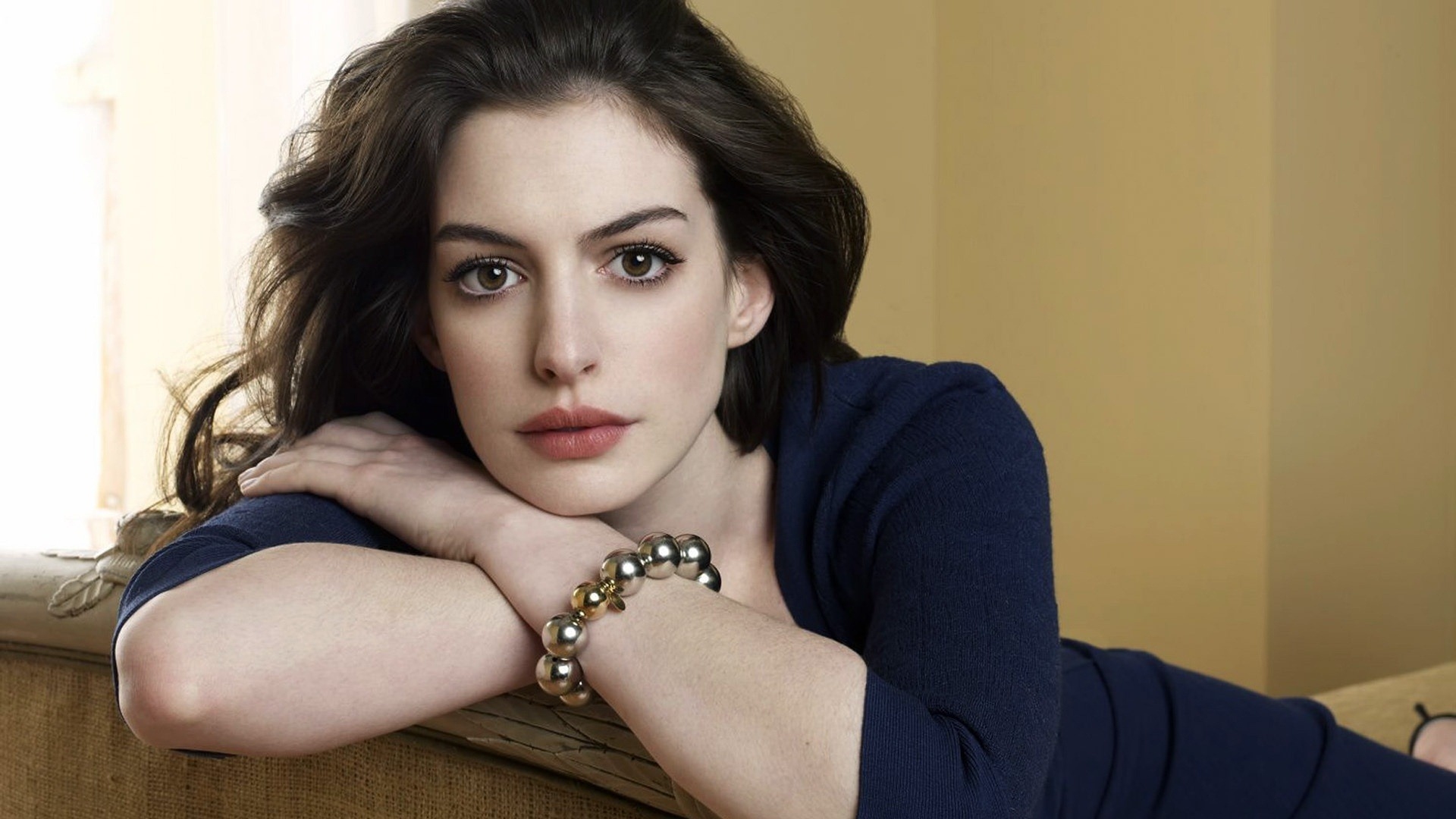 Ganhando peso para papel, Anne Hathaway manda recado para haters: "o problema são vocês"