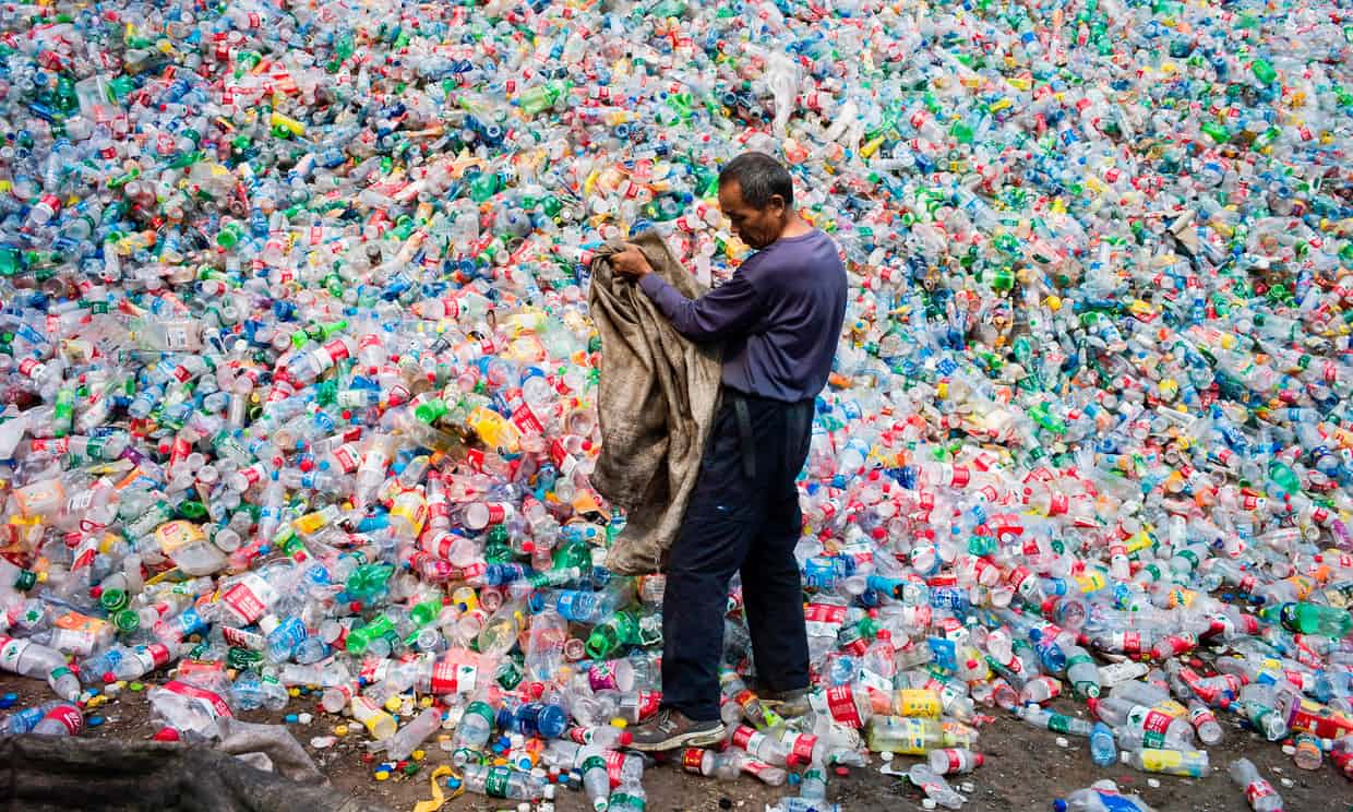 Cientistas criam enzima que 'come' garrafas de plástico em dias