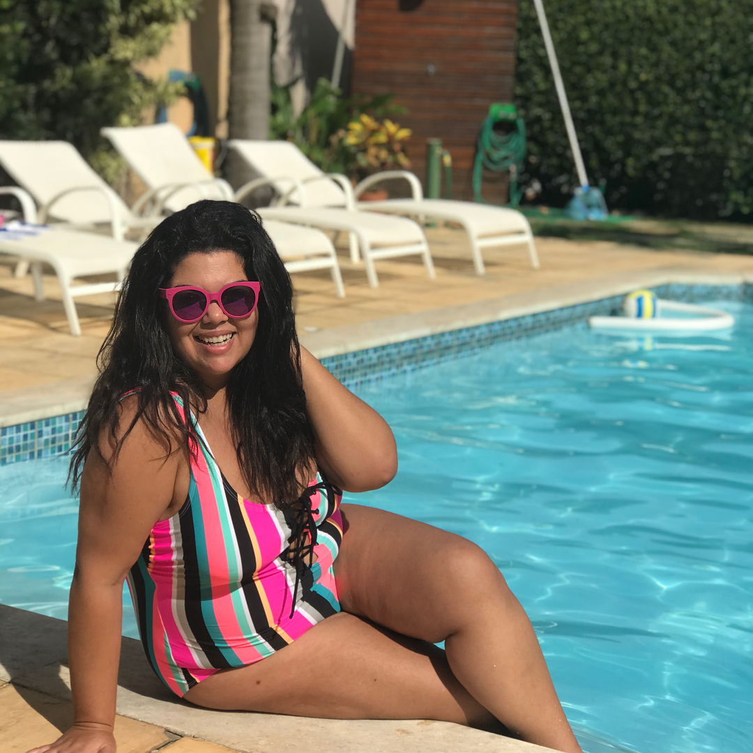 Fabiana Karla arrasa com fotos na piscina
