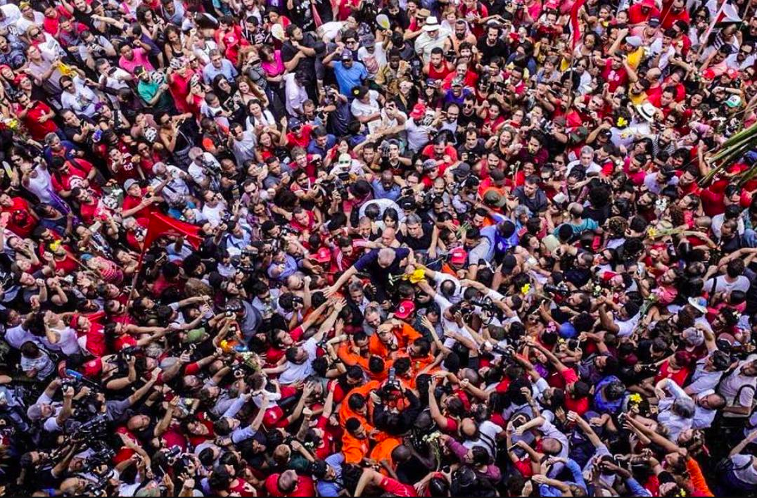 Foto viral de dia da prisão de Lula é de enteado de Chico Buarque