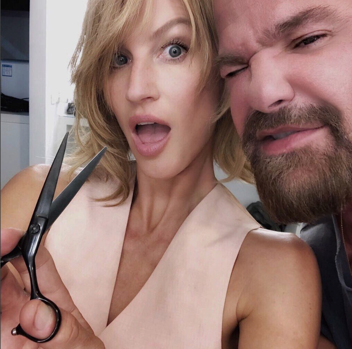 Gisele Bündchen muda de visual e aparece com os fios mais curtos