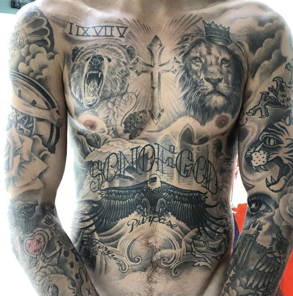 Todo riscado: Justin Bieber gastou mais de cem horas fazendo tatuagem
