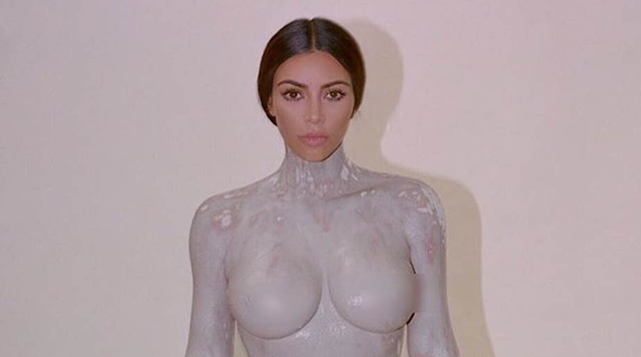 Kim Kardashian lança fragrância em frasco que teve seu corpo como molde