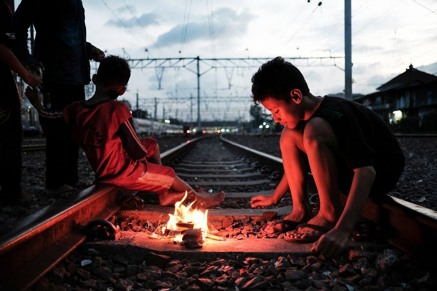 Fotógrafo retrata como vivem as pessoas nas favelas que ficam na linha do trem em Jacarta