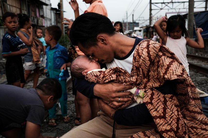 Fotógrafo Vytautas Jankulskas retratou com vivem as pessoas que moram nas favelas de Jacarta, na Indonésia