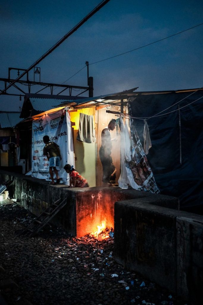 Fotógrafo Vytautas Jankulskas retratou com vivem as pessoas que moram nas favelas de Jacarta, na Indonésia