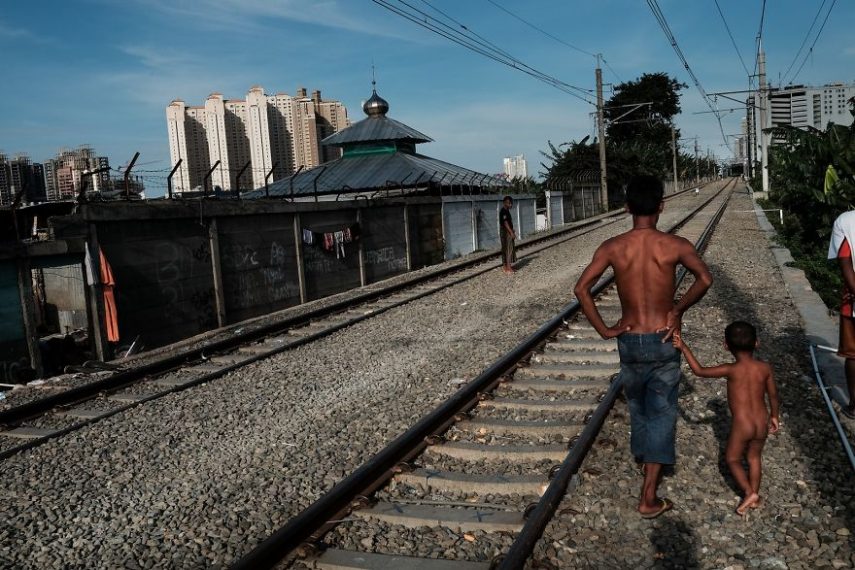 Fotógrafo Vytautas Jankulskas retratou com vivem as pessoas que moram nas favelas de Jacarta, na Indonésia