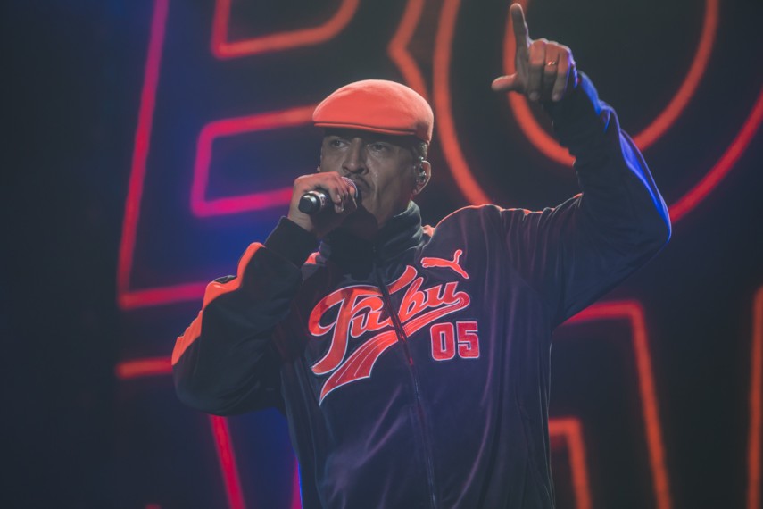 Vídeo de bastidores do Lolla mostra Mano Brown do ensaio ao palco
