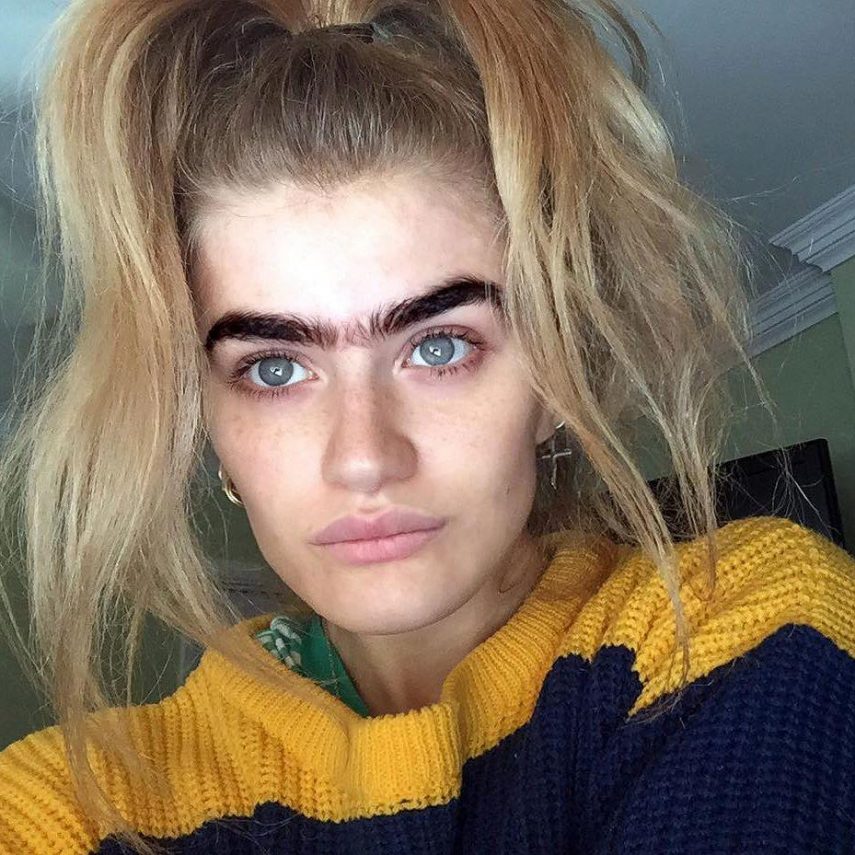 Modelo Sophia Hadjipanteli ostenta monocelha e incentiva autoestima
