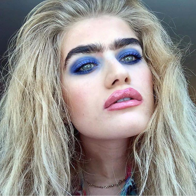 Modelo Sophia Hadjipanteli ostenta monocelha e incentiva autoestima