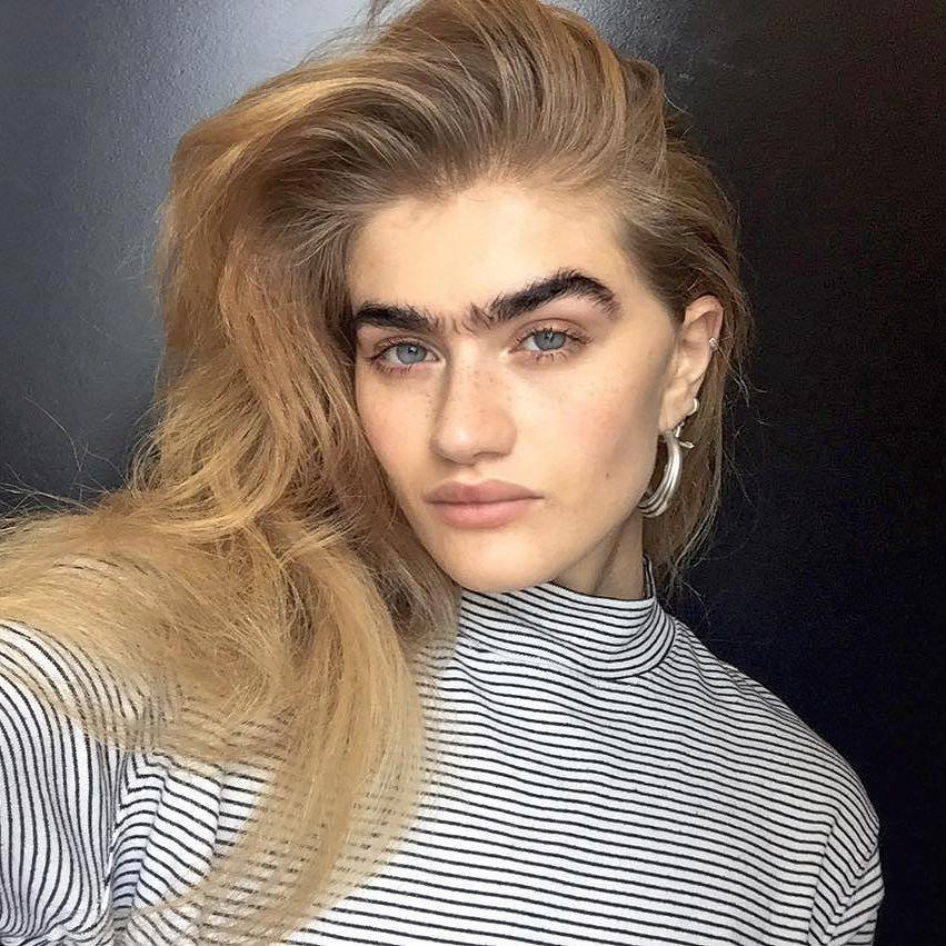 Modelo Sophia Hadjipanteli ostenta monocelha e incentiva autoestima