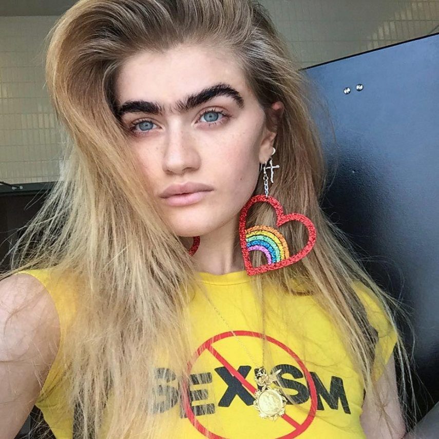 Modelo Sophia Hadjipanteli ostenta monocelha e incentiva autoestima