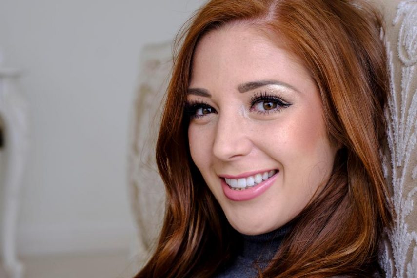 Vítima de ataque a ácido é finalista de concurso de beleza