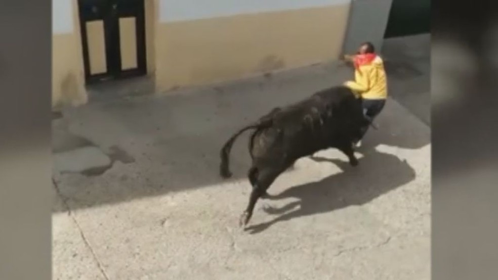 Homem morre chifrado por touro em festa de rua