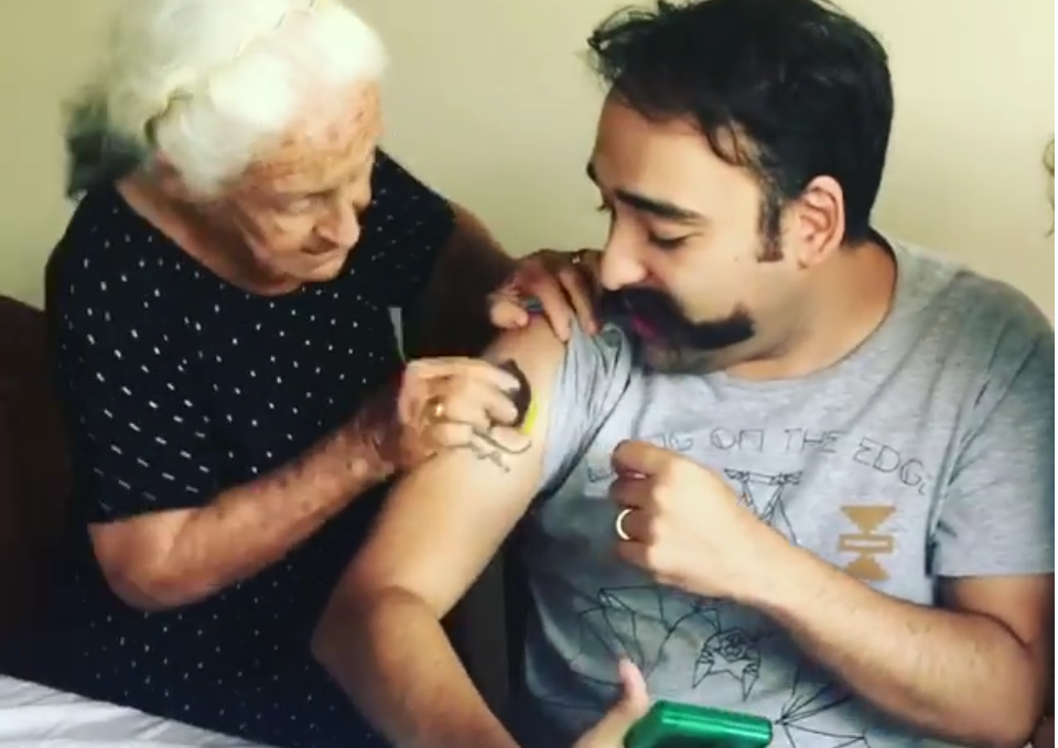 Avó tenta tirar tatuagem de neto com esponja e vira meme nas redes sociais