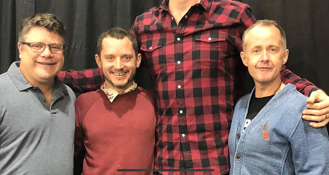 Ator que vive Chewbacca zera a internet com foto ao lado de hobbits de 'O Senhos dos Aneis'