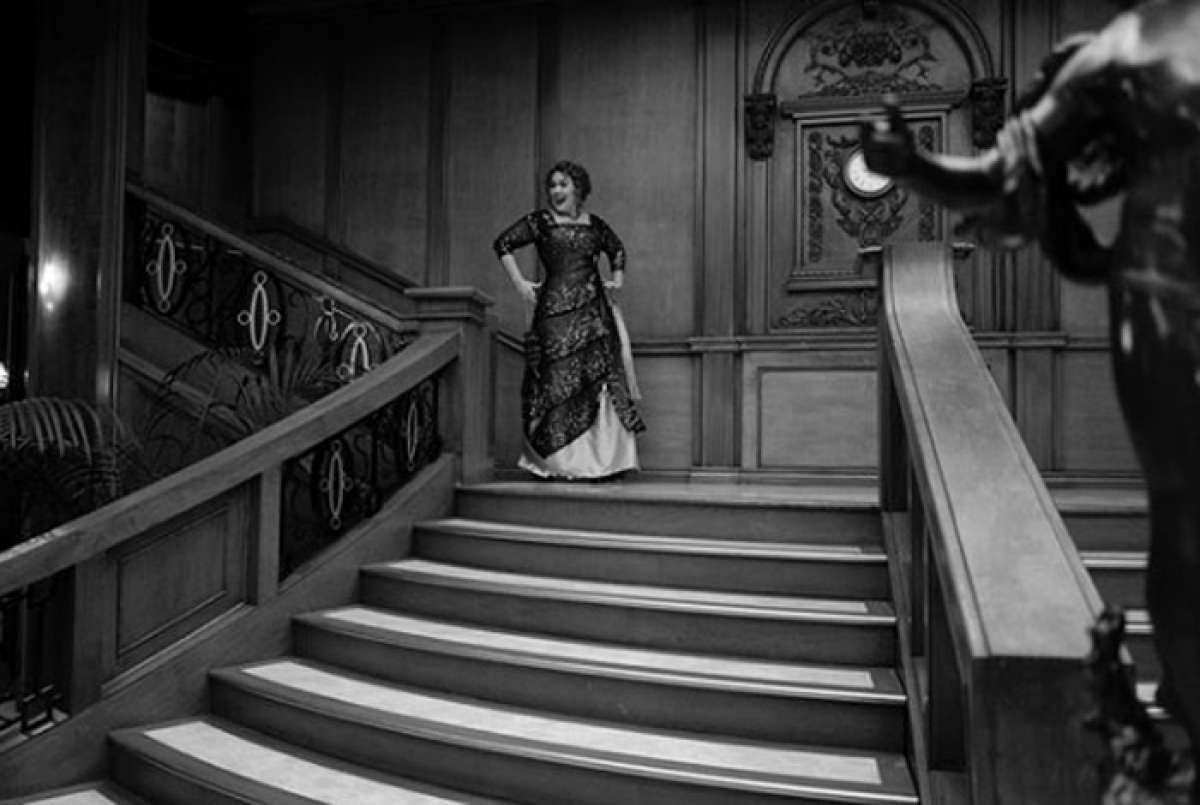 Adele comemora 30 anos com festa temática de Titanic