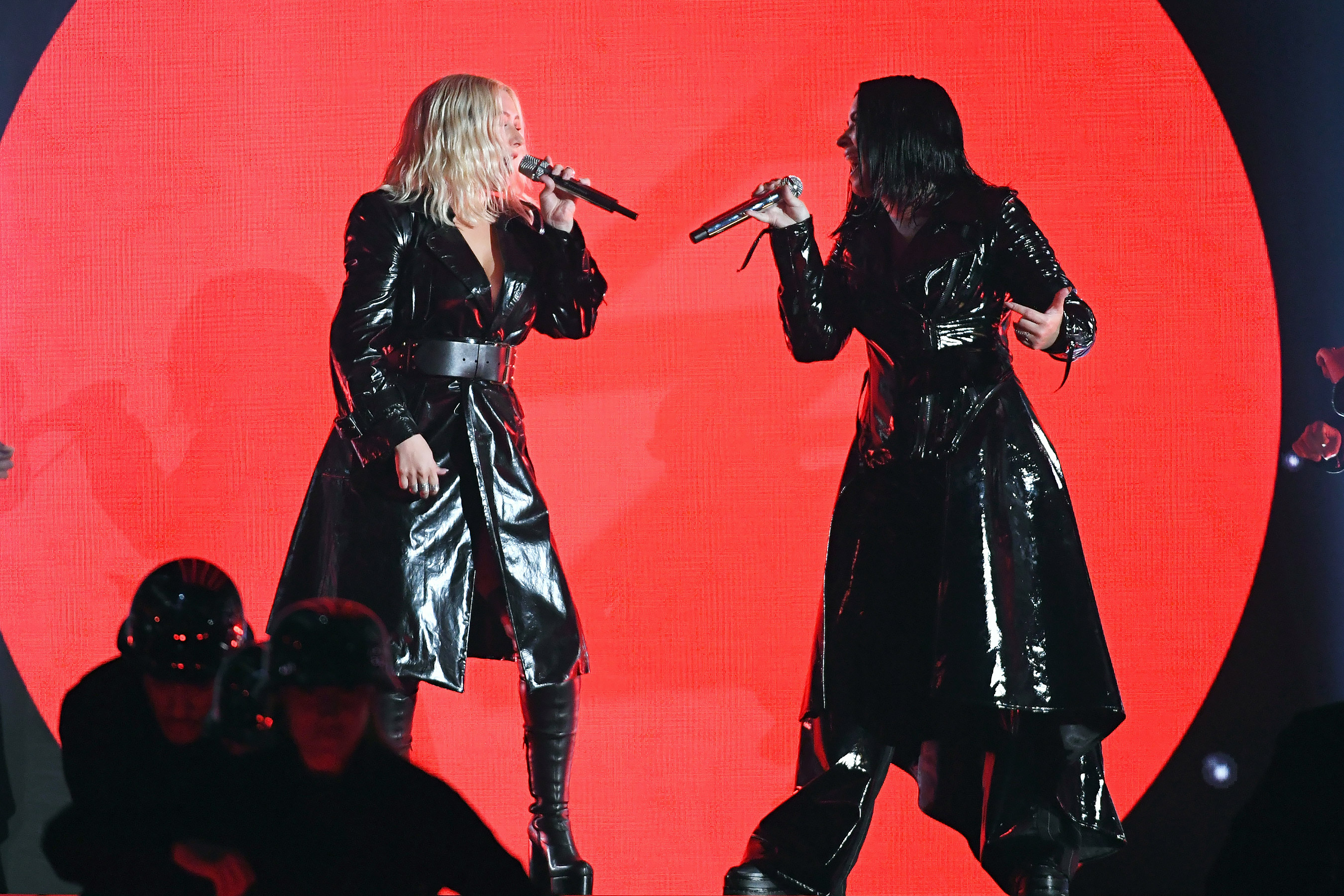 Christina Aguilera e Demi Lovato lutam pra se libertar em vídeo de 'Fall the Line'