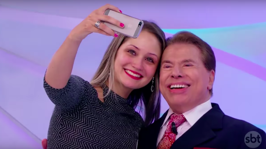 Fã chora ao conseguir tirar selfie com Silvio Santos após três anos tentando