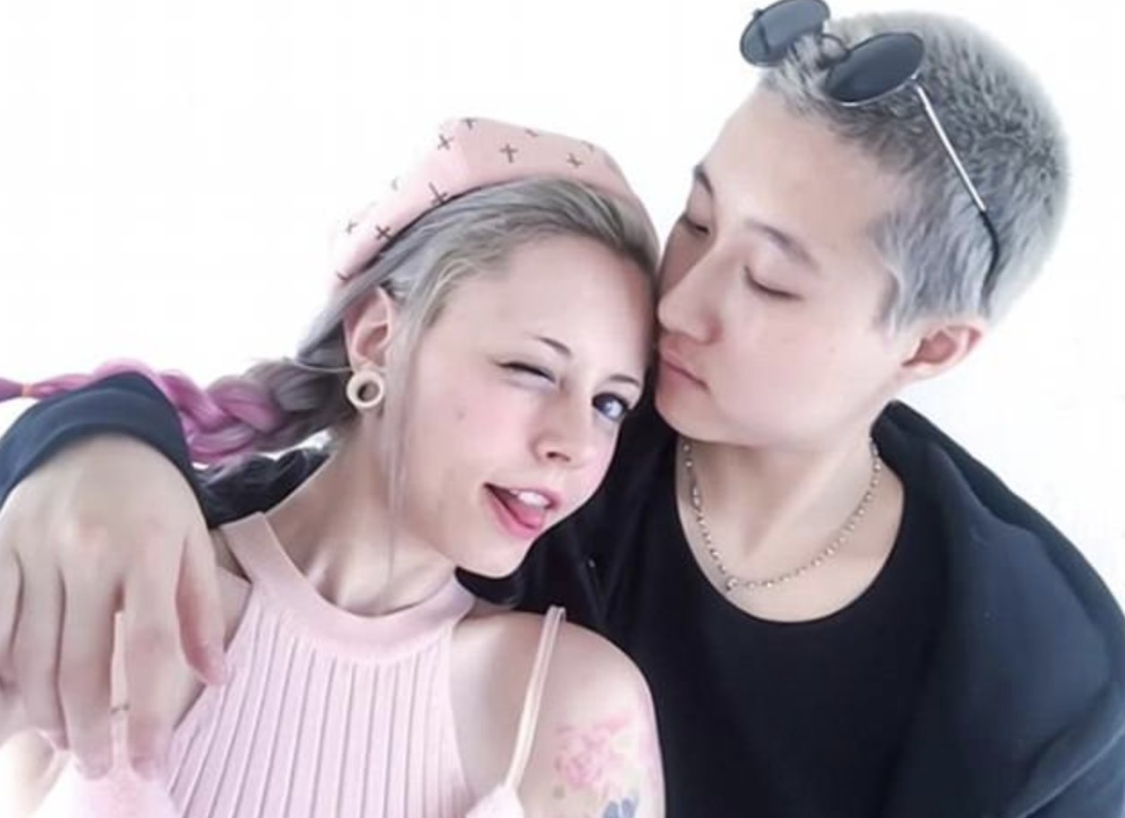 Filha de Jackie Chan vai morar 'embaixo da ponte' por homofobia dos pais