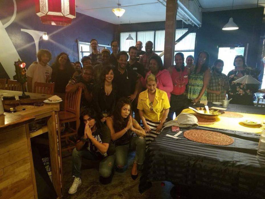 Pessoas brancas são convidadas a pagar conta de negros em bar nos EUA