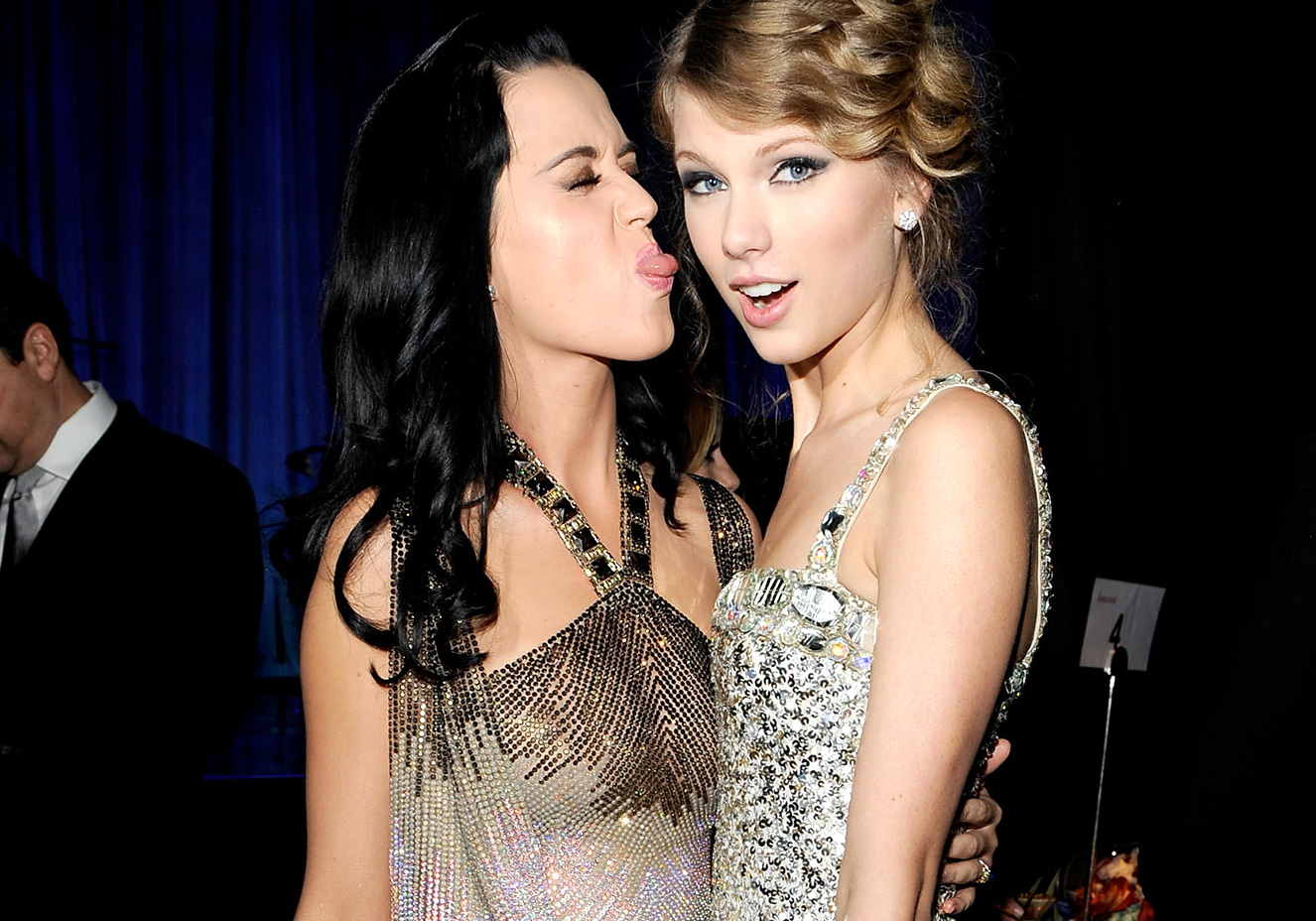 Após brigas, Katy Perry manda carta para Taylor Swift