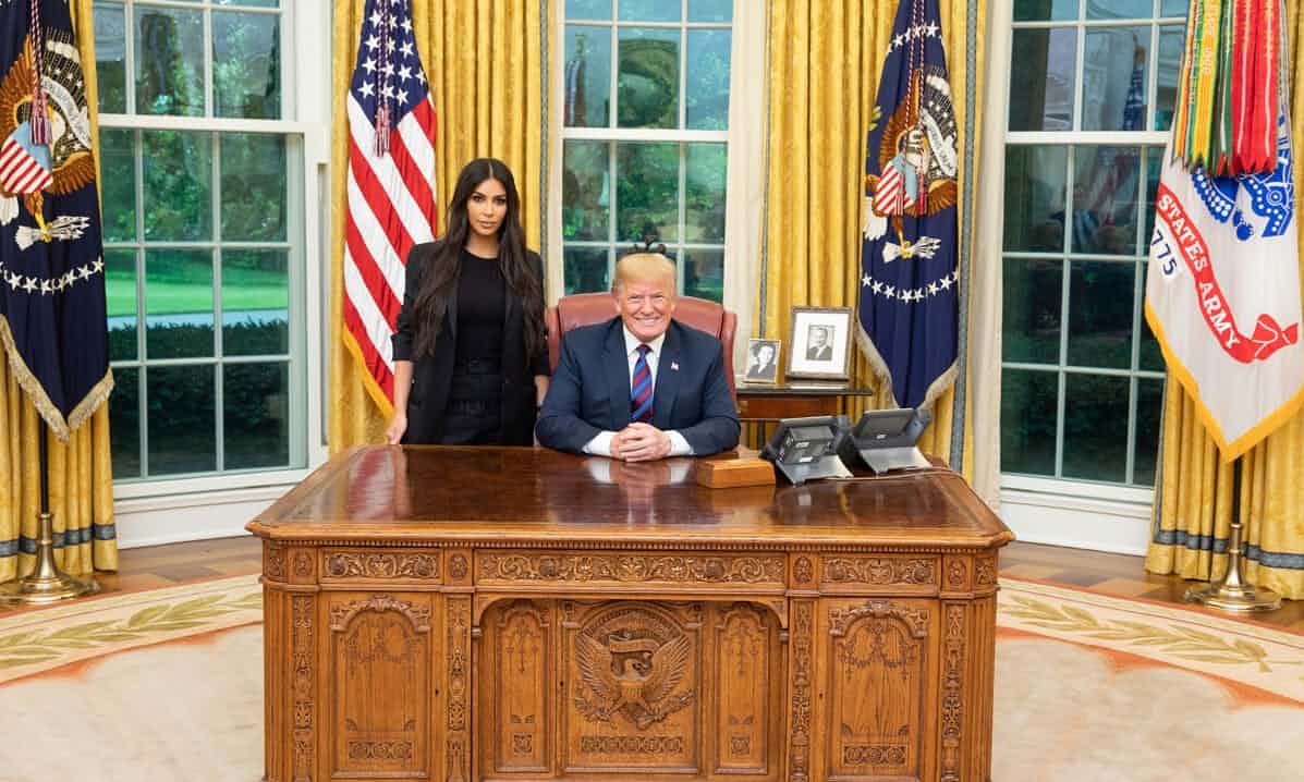 Trump e Kardashian se reúnem na Casa Branca para discutir justiça