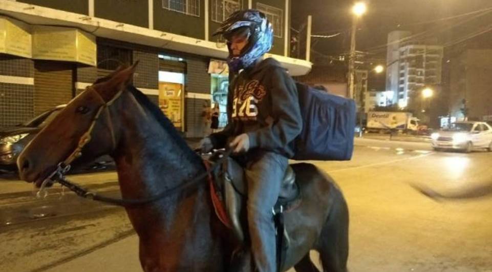 Na falta de combustíveis, entregadores usam cavalos em São Paulo
